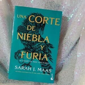 Una Corte de Niebla y Furia / A Court of Mist and Fury by Sarah J. Maas